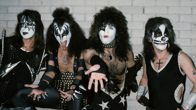 Les membres de KISS se maquillent