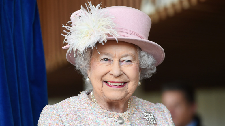 La reine Elizabeth II sourit