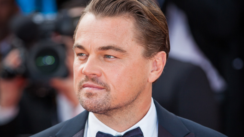 Leonardo DiCaprio regarde sur le côté