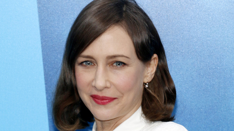 Vera Farmiga sourit