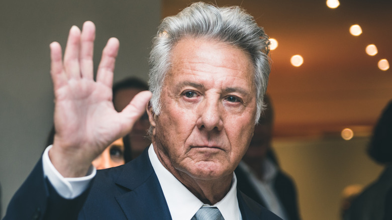 Dustin Hoffman saluant