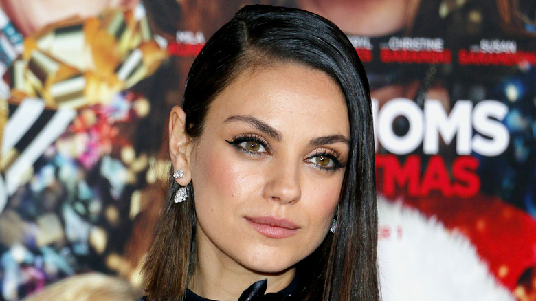 Mila Kunis sourit légèrement