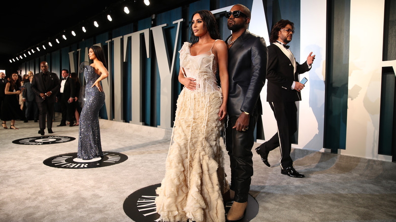 Kanye West et Kim Kardashian debout ensemble