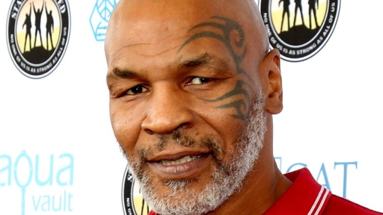 Mike Tyson posant devant un step and repeat