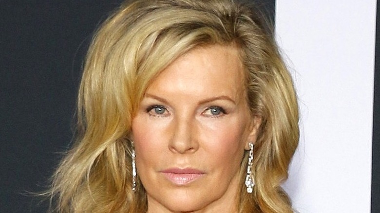 Un gros plan de Kim Basinger souriant 