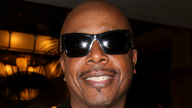 MC Hammer avec des lunettes de soleil