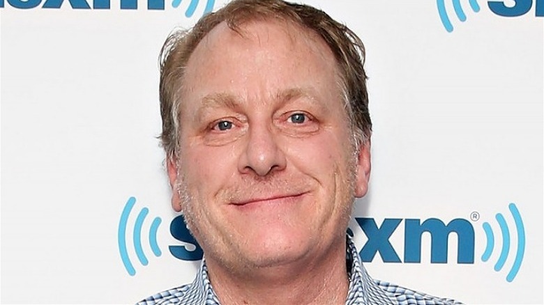 Curt Schilling pose devant une marche et répète