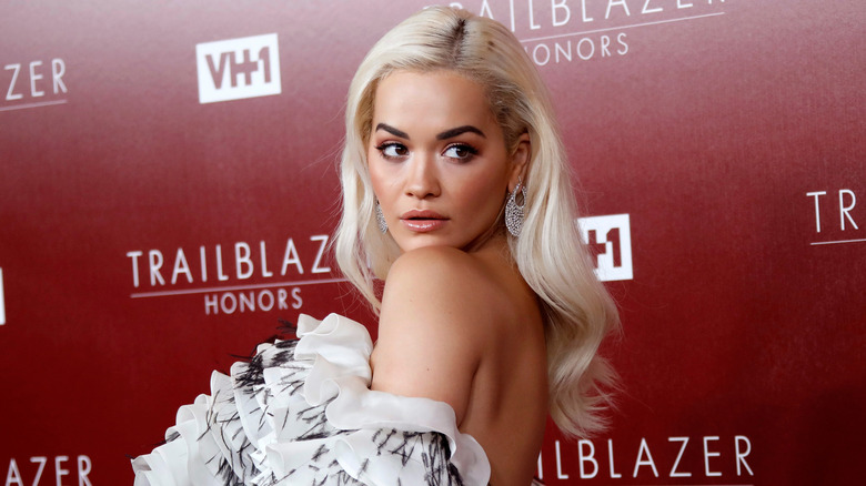 Rita Ora sur le tapis rouge