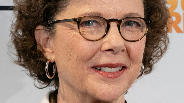 Annette Bening porte des lunettes