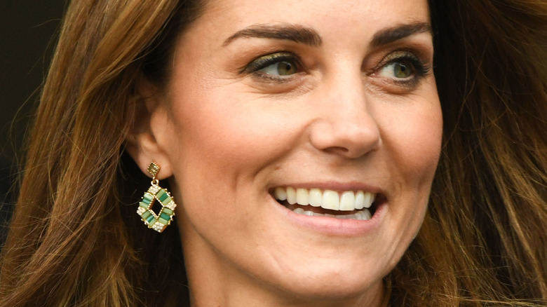 Kate Middleton porte des boucles d'oreilles pendantes vertes