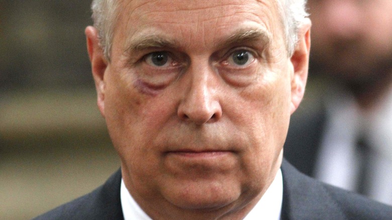 Le prince Andrew quittant les funérailles de Patricia Knatchbull,