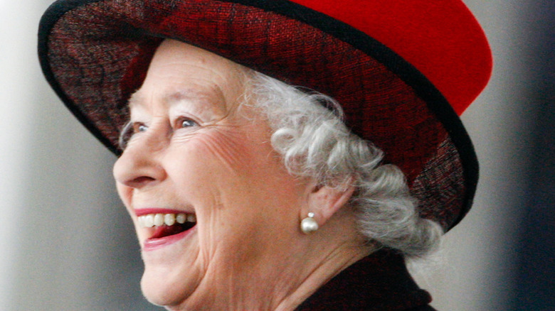 La reine Elizabeth II sourit