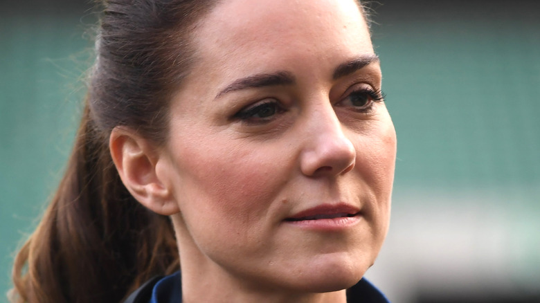 Kate Middleton regarde au loin