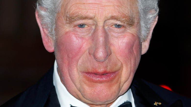 Le prince Charles a l'air rougi