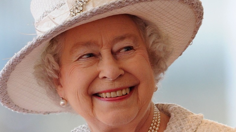 La reine Elizabeth II attend le président turc Abdullah Gul et son épouse Hayrunnisa Gul lors d'une cérémonie d'accueil officielle 2011