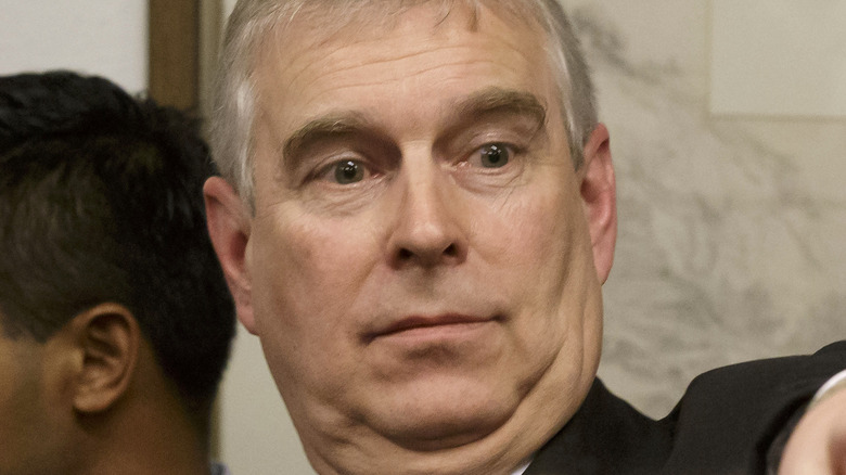 Prince Andrew pointant du doigt