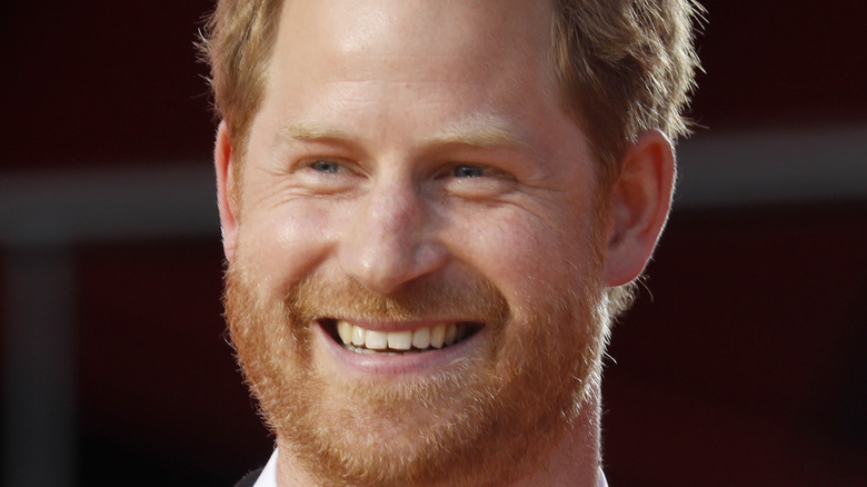 Le prince Harry souriant lors d'un événement