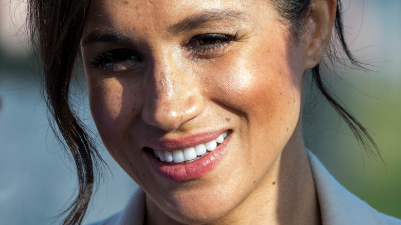 Meghan Markle s'adressant à une femme