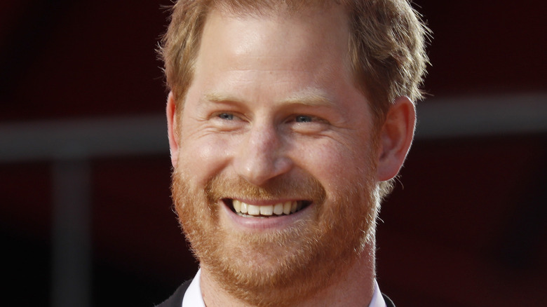 Le prince Harry fait un grand sourire sur scène lors du Global Citizen Live