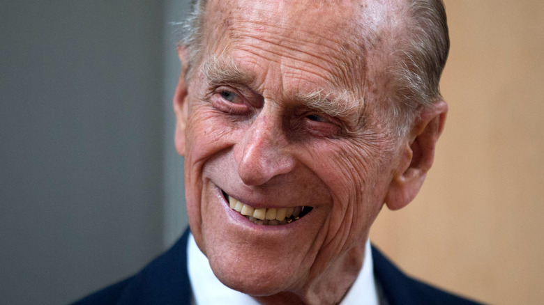 Prince Philip avec la tête penchée