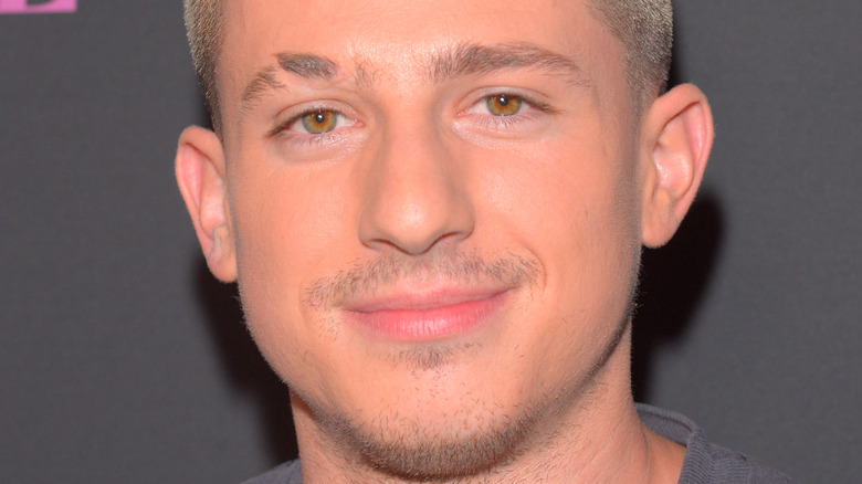 Charlie Puth souriant