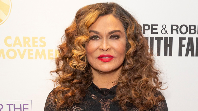 Tina Knowles posant