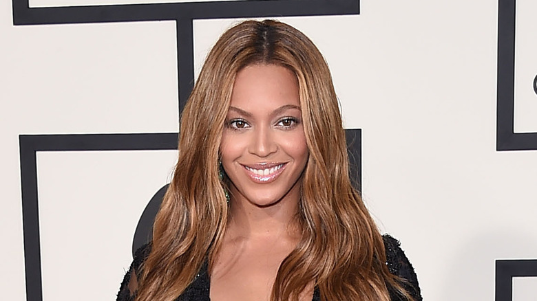 Beyoncé posant sur un tapis rouge