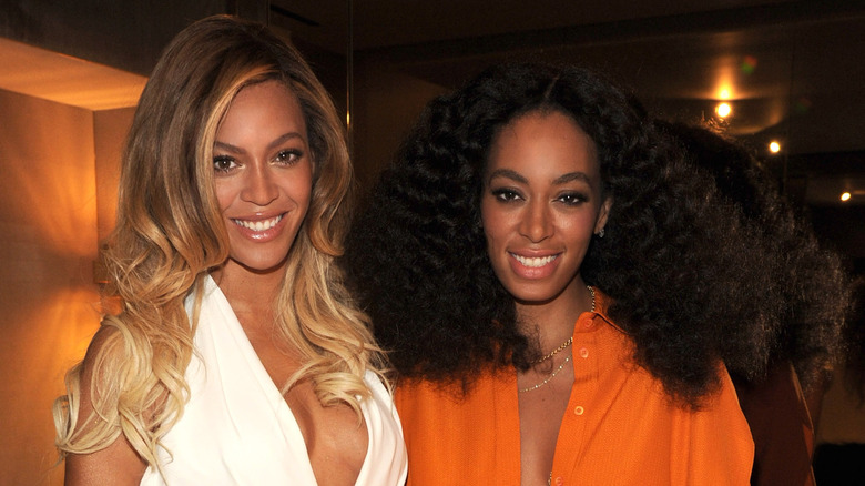 Beyoncé et Solange Knowles souriantes