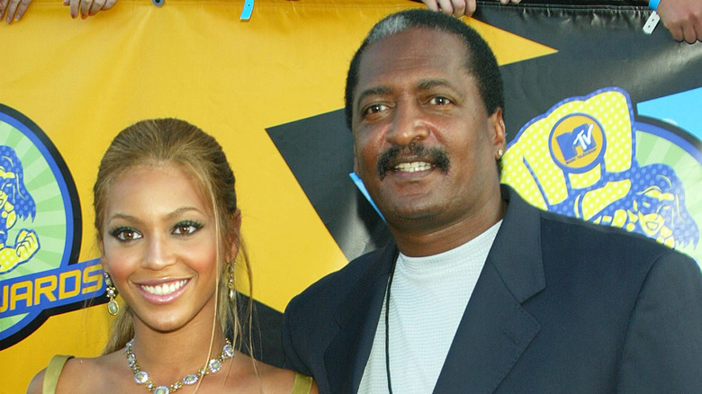 Beyoncé et Mathew Knowles sourient