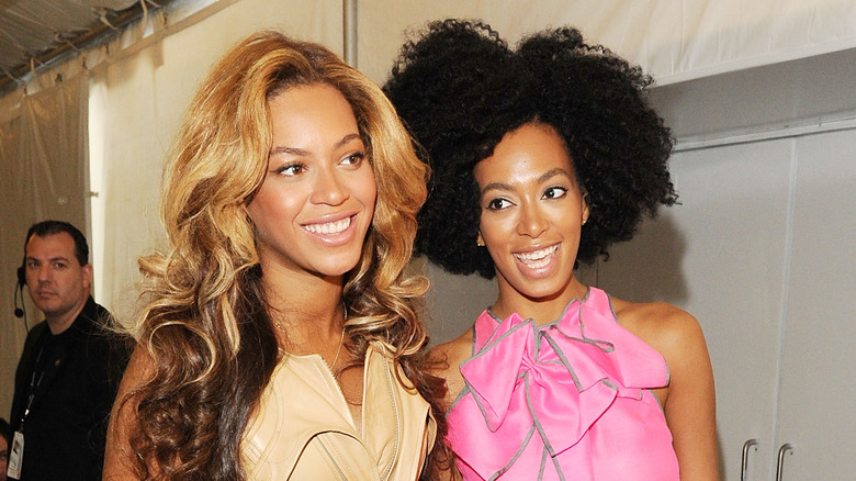 Beyoncé et Solange Knowles marchant