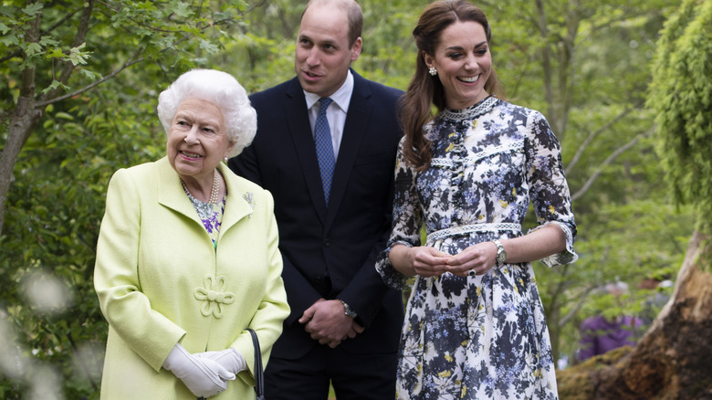 La reine Elizabeth II, le prince William et Kate Middleton rient