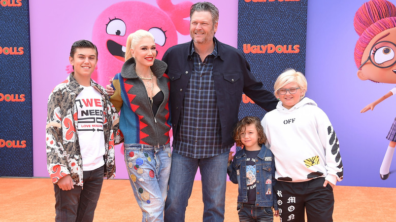 Gwen Stefani et Blake Shelton sur le tapis rouge avec les trois fils de Gwen