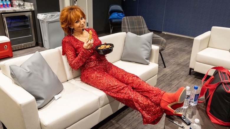 Reba McEntire mange dans les coulisses