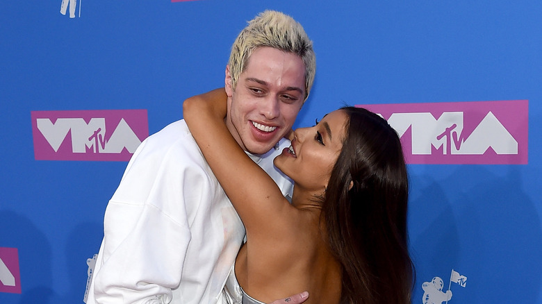 Ariana Grande et Pete Davidson se font un câlin