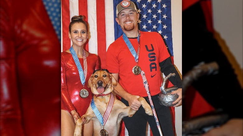 Scotty McCreery en costume avec sa femme Gabi et son chien