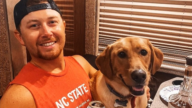 Scotty McCreery posant avec son chien de compagnie