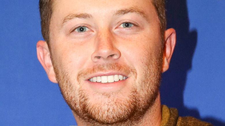 Scotty McCreery souriant sur le tapis rouge