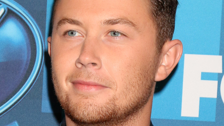 Scotty McCreery a l'air pensif lors d'un événement