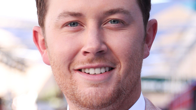 Scotty McCreery souriant lors d'un événement