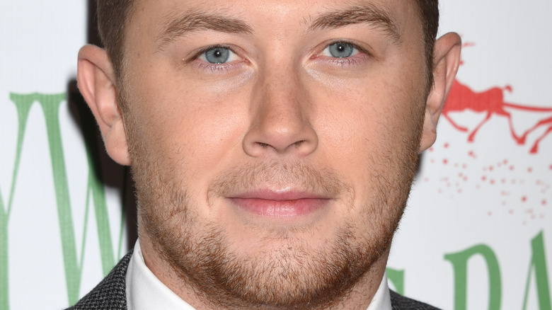 Scotty McCreery à l'air détendu sur le tapis rouge