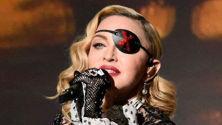 Madonna chante et porte son cache-œil Madame X 