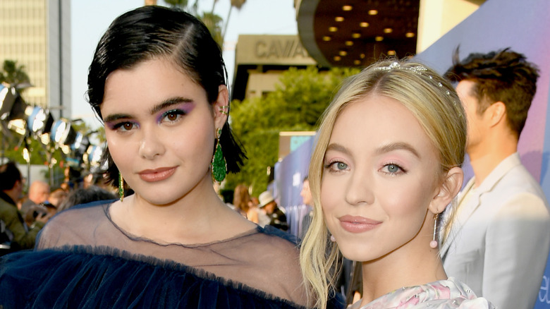 Barbie Ferreira et Sydney Sweeney posent