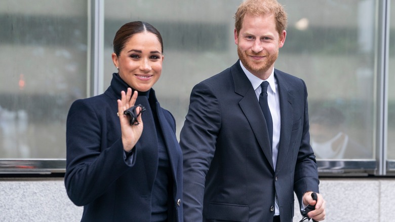 Meghan Markle et le prince Harry saluant