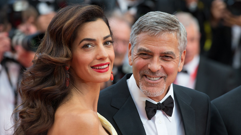 Amal Clooney et George Clooney souriants