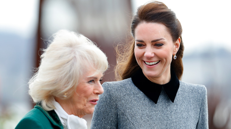 Camilla Parker Bowles et Kate Middleton rient