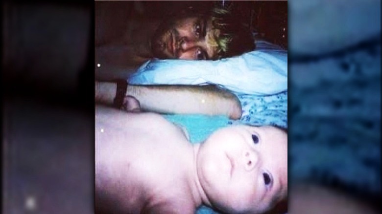 Kurt Cobain posant avec Frances bébé