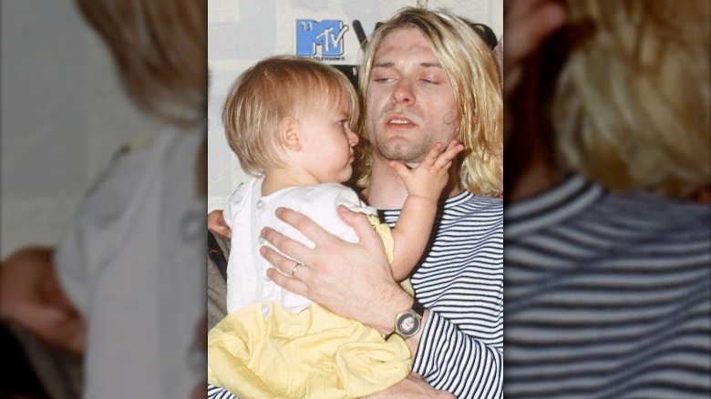 Kurt Cobain fait un câlin à Frances Bean