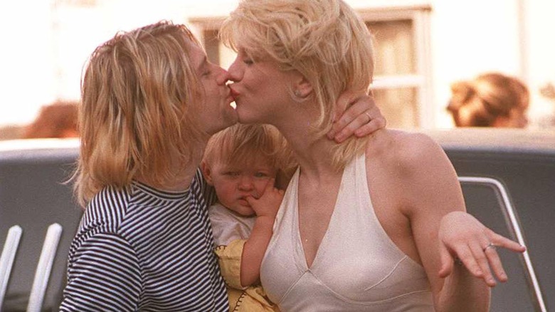 Kurt Cobain et Courtney Love s'embrassent avec Frances Bean