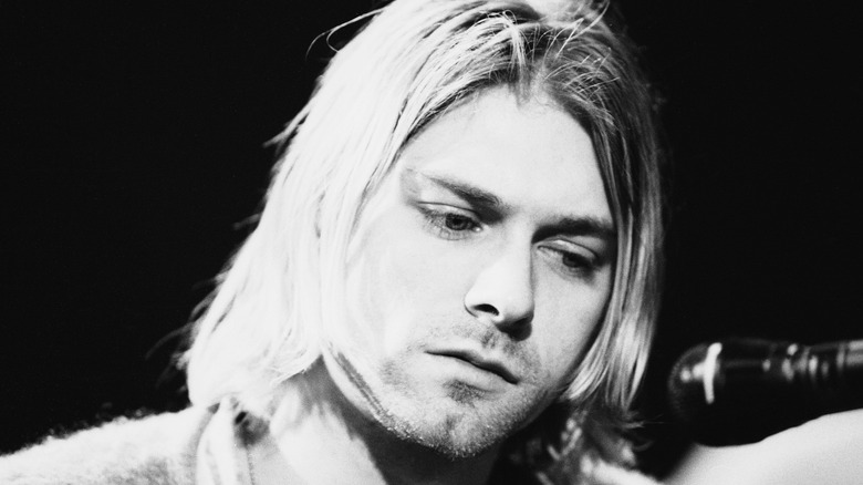 Kurt Cobain a l'air triste sur scène