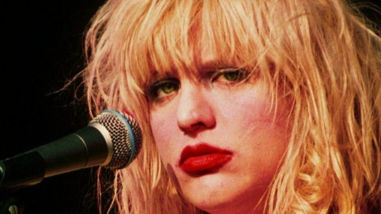 Courtney Love a l'air triste sur scène